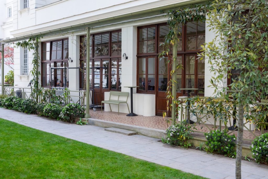 Façade du salon de La Caféothèque à Reid Hall, côté jardin, avec sa terrasse et sa pelouse